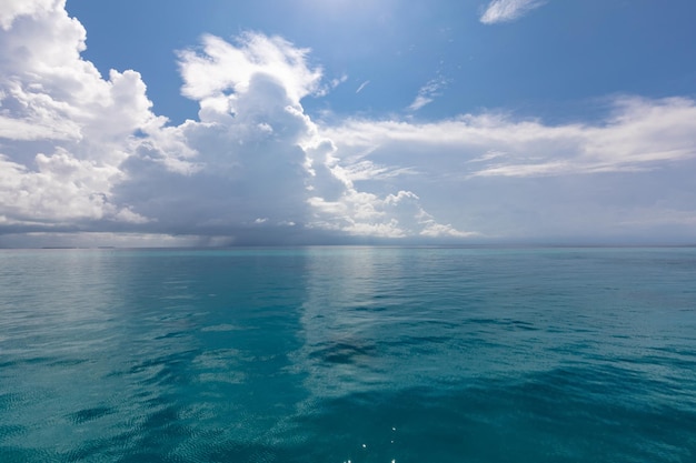 Cielo blu con nuvole bianche, paesaggi marini naturali sul mare blu e riflessi sulla superficie dell'acqua