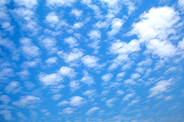 Cielo blu con nuvole bianche per lo sfondo e la trama