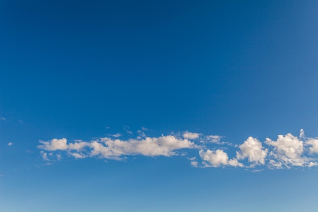 Cielo blu con nuvole bianche sfondo astratto o texture