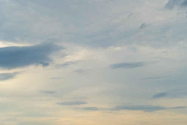 Cielo blu con nuvole bianche Soleggiato cielo nuvoloso Texture di sfondo Soffici nuvole modello soleggiato cumulo in aria blu con copia spazio per il testo