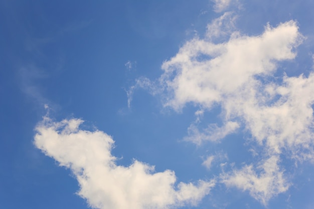 Cielo blu con nuvole bianche sullo sfondo diurno per il design nel tuo concetto di idea di lavoro.