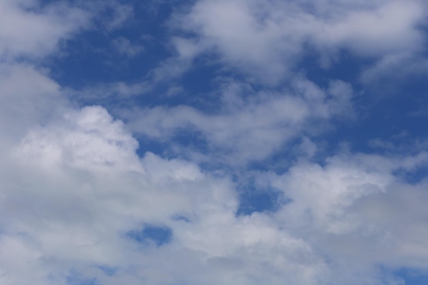 Cielo blu con nuvole bianche sullo sfondo diurno per il design nel tuo concetto di idea di lavoro.