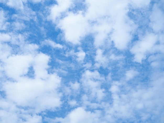 Cielo blu con nuvole bianche sullo sfondo naturale