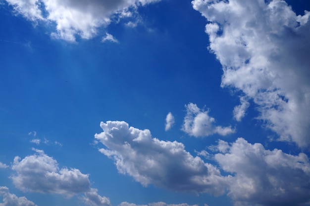 Cielo blu con nuvole bianche