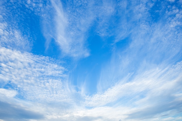 Cielo blu con nuvole bianche.