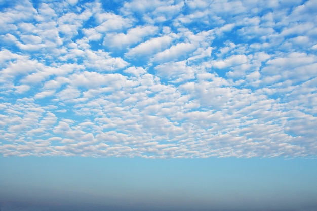 Cielo blu con nuvole bianche