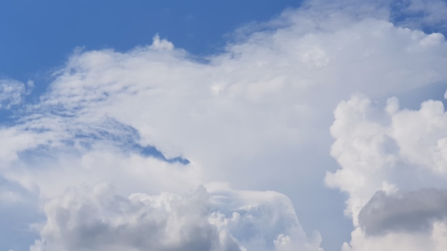 Cielo blu con nuvole bianche