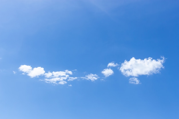 Cielo blu con nuvole bianche