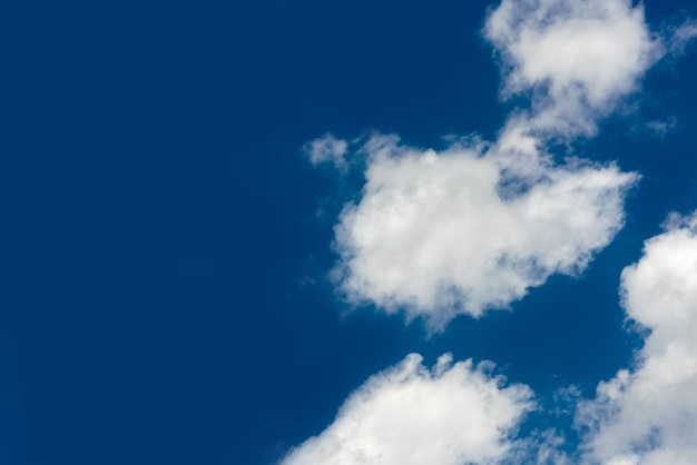 Cielo blu con nuvole bianche