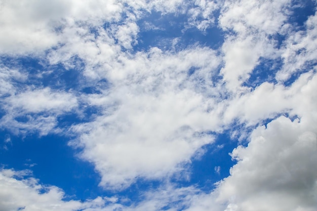 Cielo blu con nuvole bianche