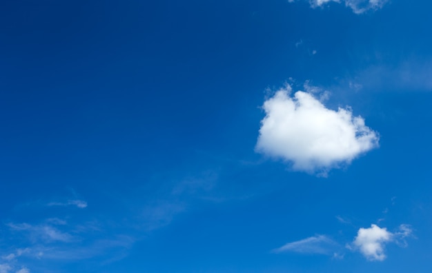 Cielo blu con nuvole bianche.