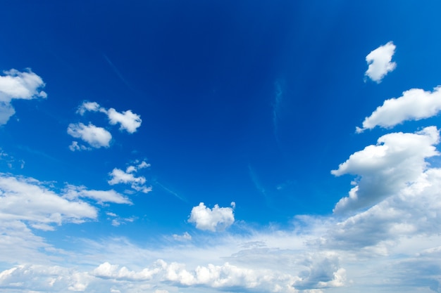 Cielo blu con nuvole bianche.