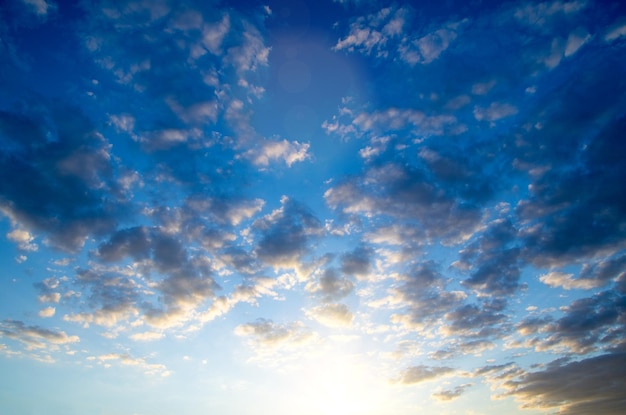 Cielo blu con nuvole bianche