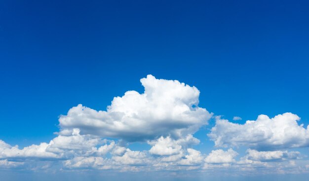 Cielo blu con nuvole bianche