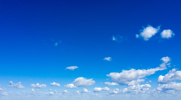 Cielo blu con nuvole bianche