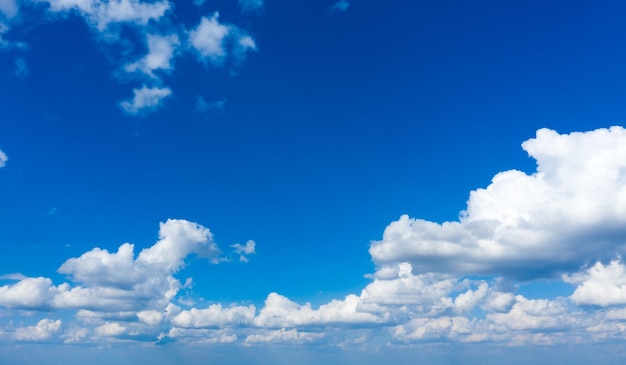 Cielo blu con nuvole bianche