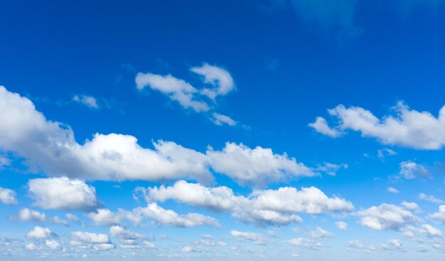 Cielo blu con nuvole bianche