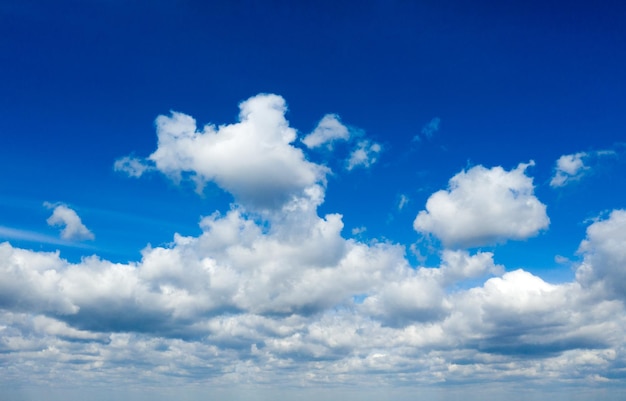 Cielo blu con nuvole bianche