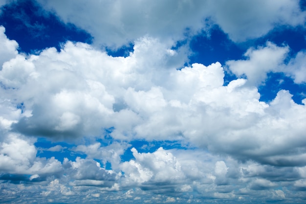 Cielo blu con nuvole bianche