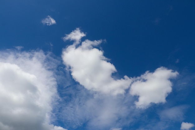 Cielo blu con nuvole bianche