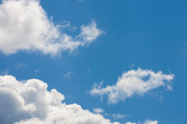 Cielo blu con nuvole cumuliformi