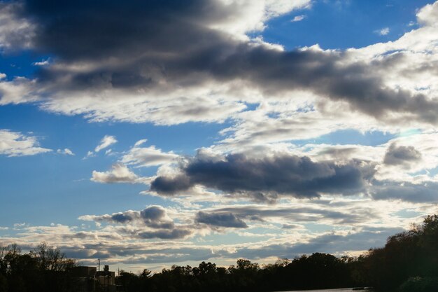 Cielo blu con nuvole del cielo del primo piano delle nuvole