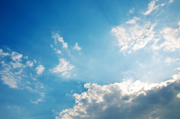 Cielo blu con nuvole e luce del sole