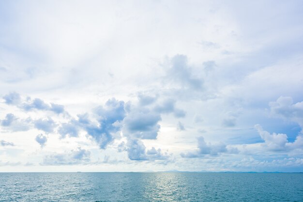 cielo blu con nuvole e sfondi del mare