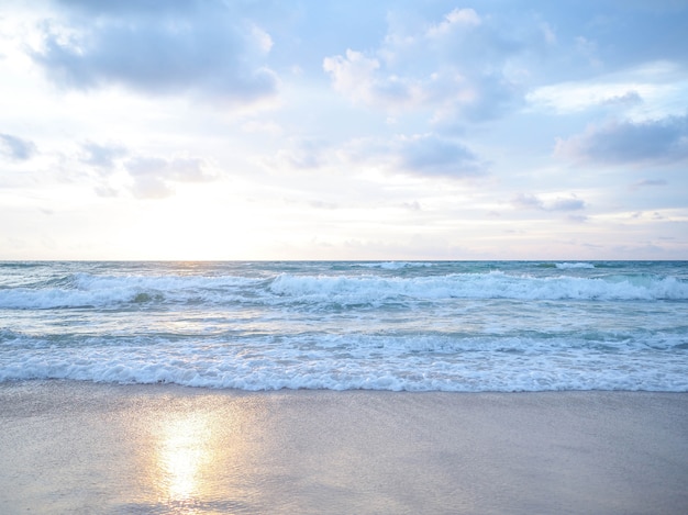 cielo blu con nuvole e spiaggia. Onda morbida del mare tropicale sulla spiaggia di sabbia.