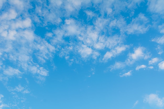 Cielo blu con nuvole, energia pulita energia, sfondo chiaro meteo