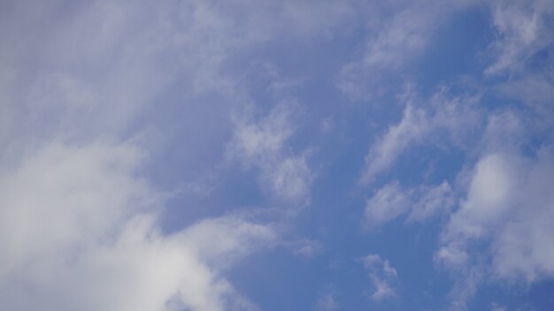 Cielo blu con nuvole in cielo nel villaggio