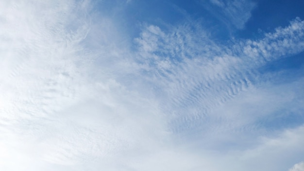 Cielo blu con nuvole in estate