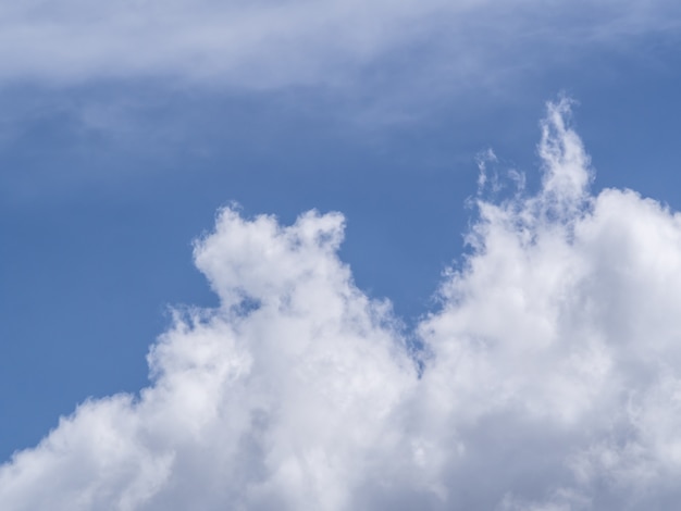 cielo blu con nuvole in giornata di sole