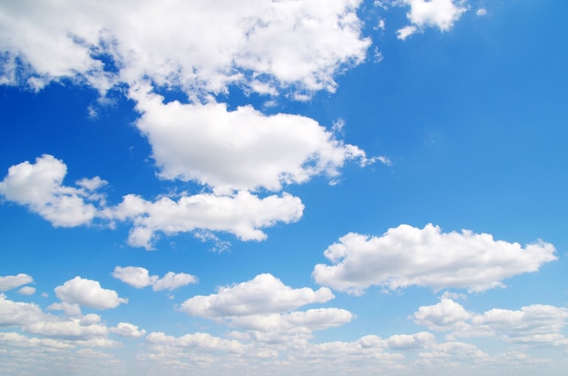 Cielo blu con nuvole in primo piano