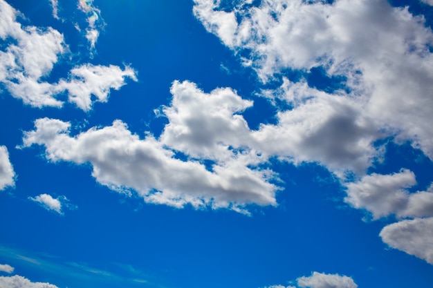 Cielo blu con nuvole in un giorno d&#39;estate