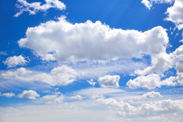 Cielo blu con nuvole in una giornata di sole