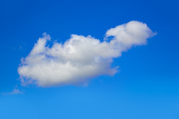 Cielo blu con nuvole in una giornata di sole