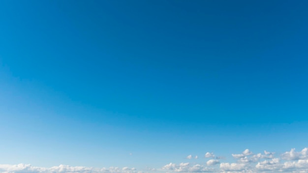 Cielo blu con nuvole in una soleggiata giornata estiva