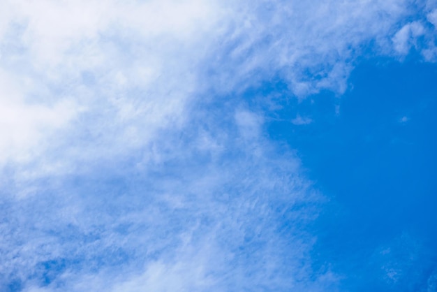 Cielo blu con nuvole natura sfondo astratto