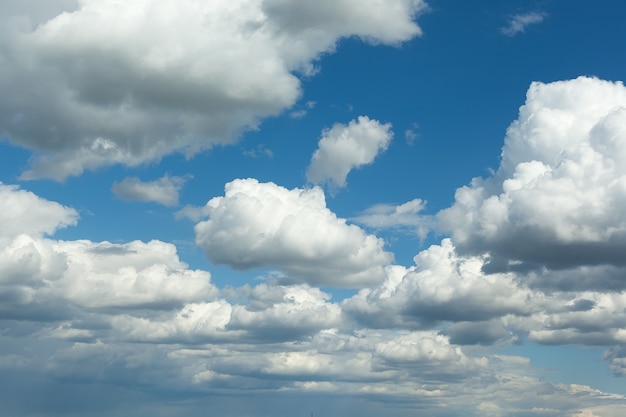 Cielo blu con nuvole, sfondo del cielo. Aria