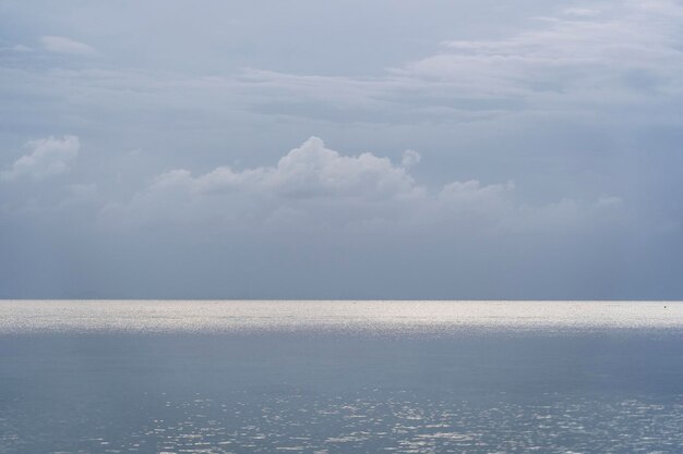 Cielo blu con nuvole sull'acqua di mare Composizione nella natura