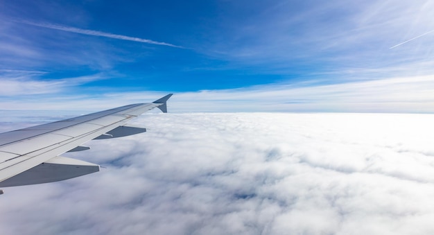 Cielo blu con nuvole Vista da una finestra dell'aeroplano