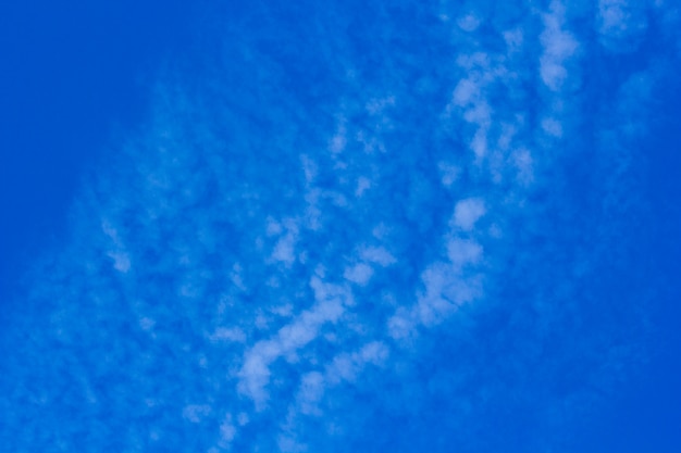 cielo blu con nuvole