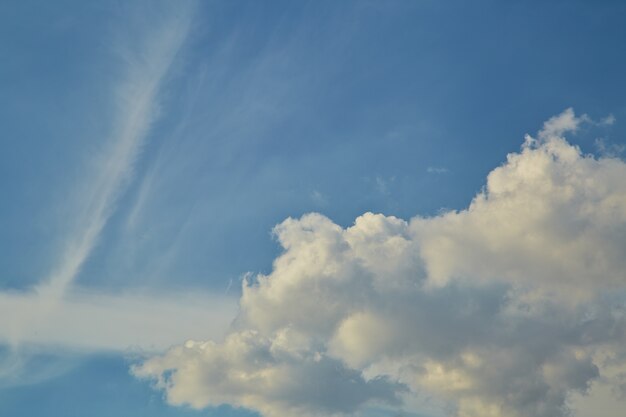 Cielo blu con nuvole