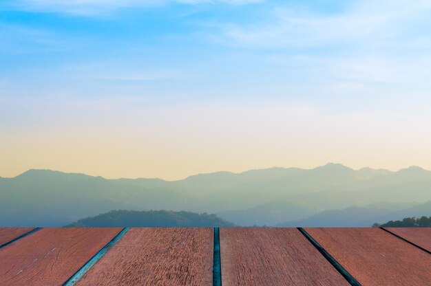 Cielo blu con paesaggio e pavimento in legno, sfondo