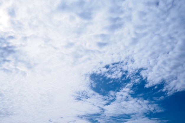 Cielo blu con raggio di sole con nuvoloso.