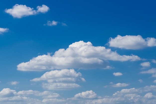 Cielo blu con sfondo bianco nuvola paesaggio