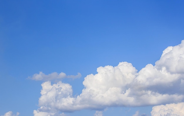 Cielo blu con sfondo bianco nuvola