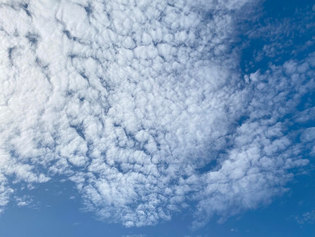 Cielo blu con sfondo cloudscape