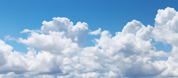 Cielo blu con sfondo di nuvole bianche